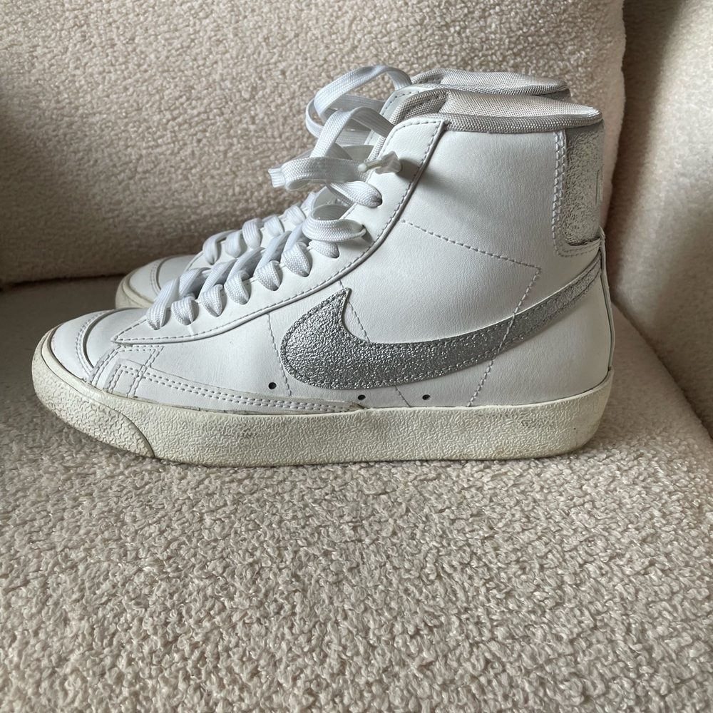 Nike Blazer Mid 77 Shoes Women's Size 7 Summit White/Metallic Silver Sneakers